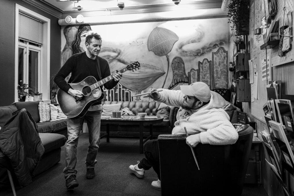 Bilde av gjester på Huset Bergen. Foto: Morten Hvaal